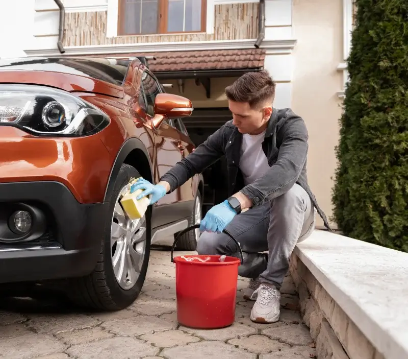 Lavage auto à domicile Gigouzac : professionnel intervenant sur un véhicule